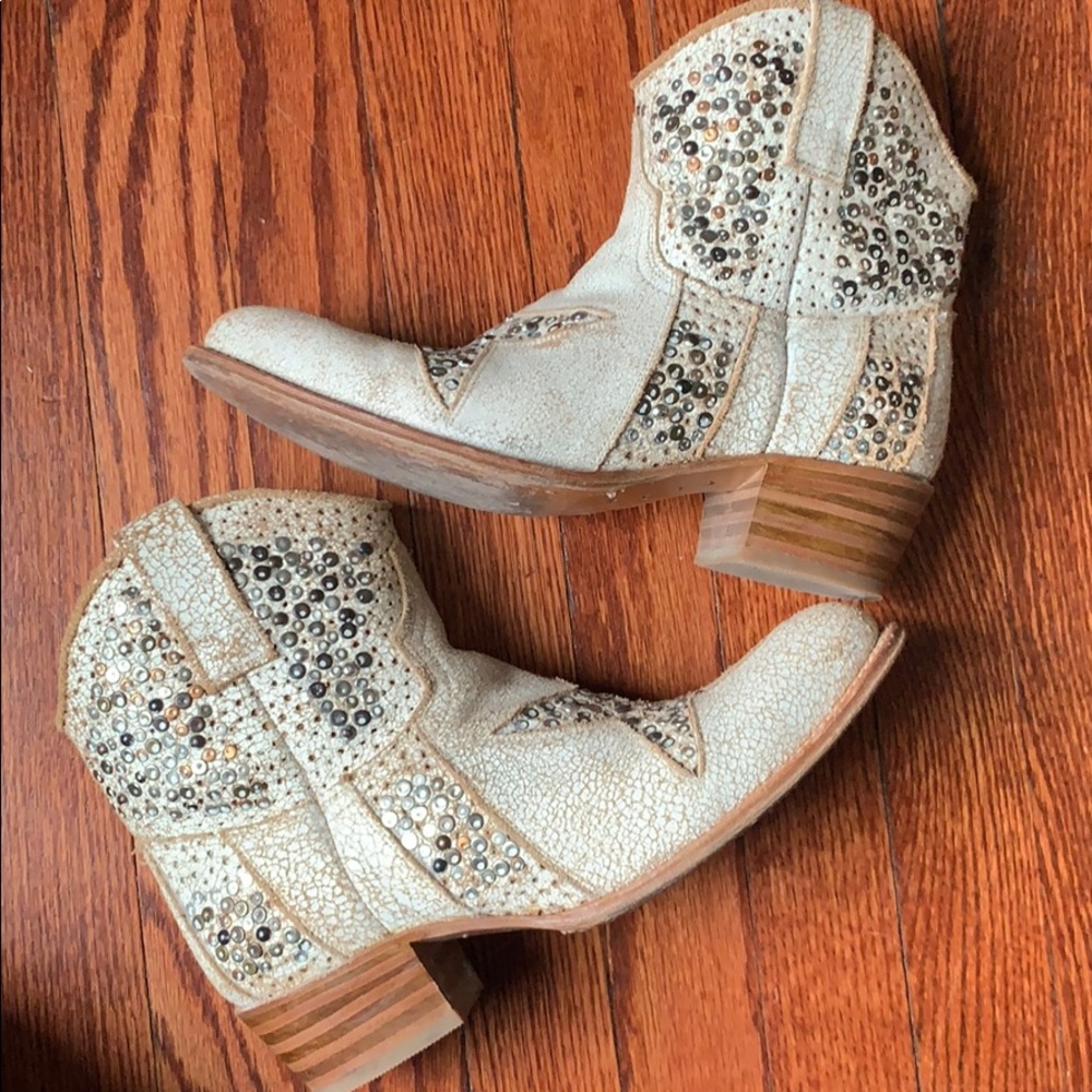 Frye Deborah Cowgirl Star studded ankle boots 9